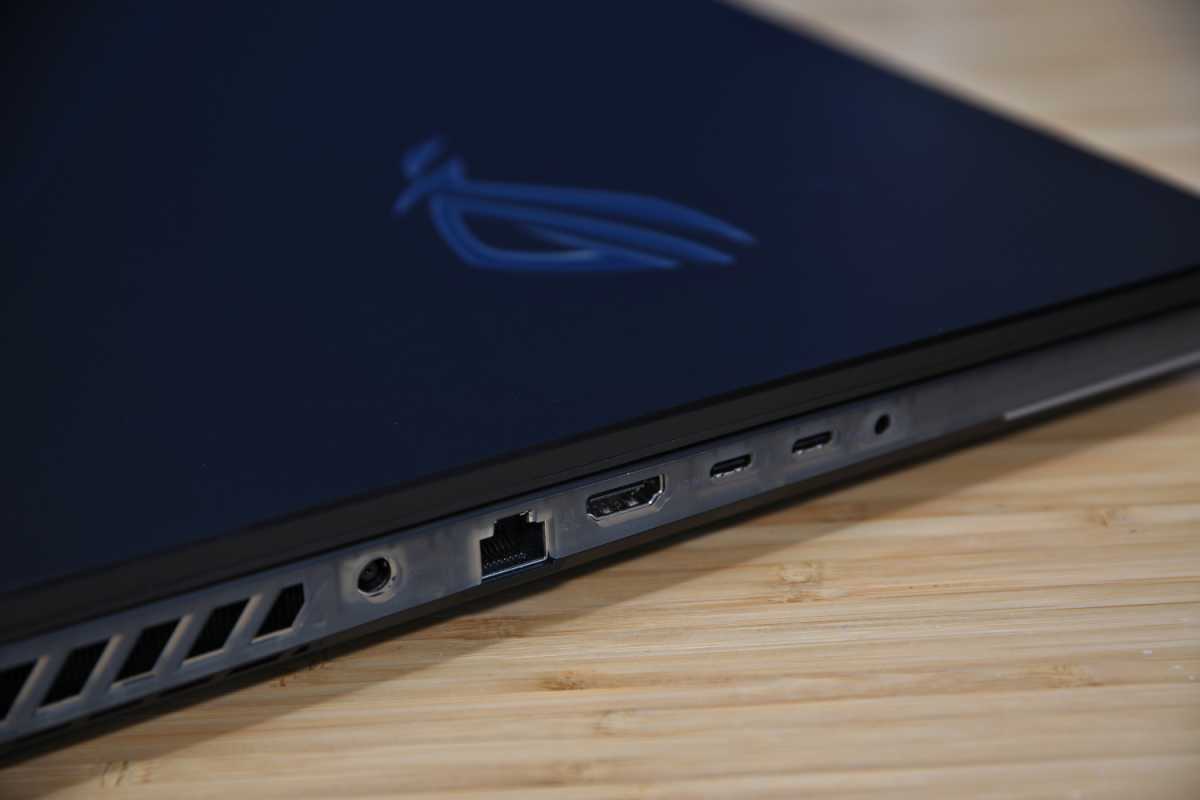 Asus ROG Strix Scar 18 ports