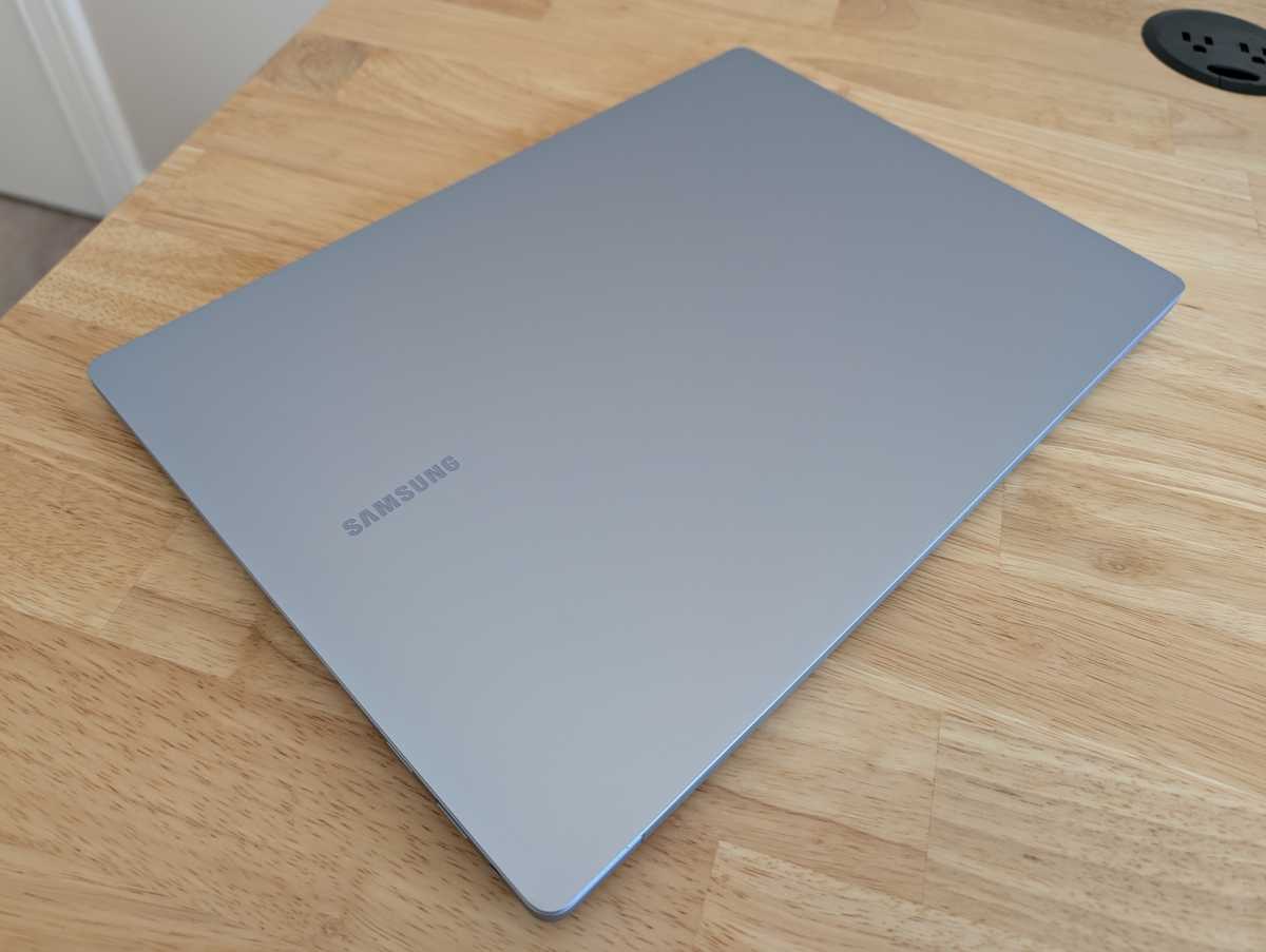 Samsung Galaxy Book4 Edge closed